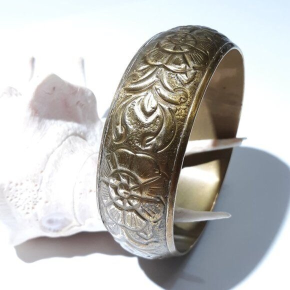 Vintage Floral Engraved Brass Bangle Bracelet - Picture 4 of 6